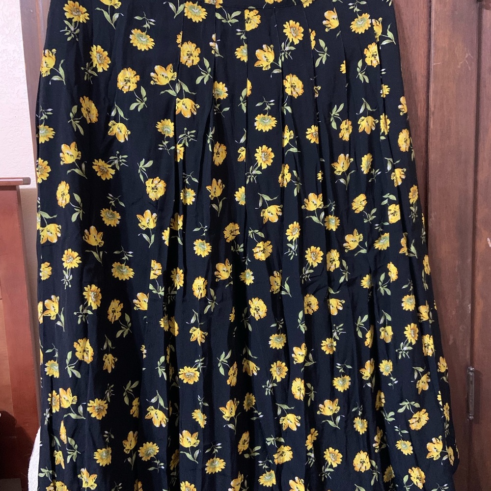 Floral A-Line Midi Skirt in Black and Yellow - Picture 3 of 4